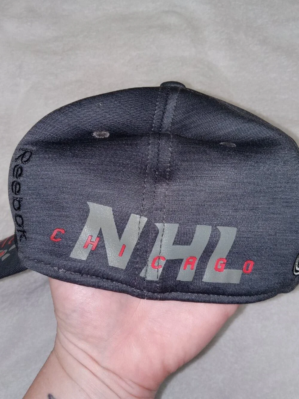 Reebok Chicago Blackhawks Center Ice Flex Fit Hat NHL Hockey Cap S/M Black Gray